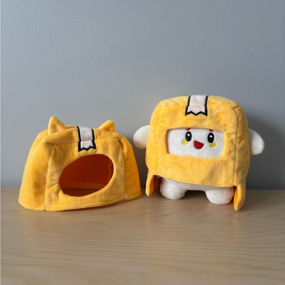 Lanky Box White Plush with 2 Removable Hats